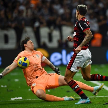 Pedro finaliza e Cássio fecha o ângulo em Corinthians x Flamengo, no jogo de ida da final da Copa do Brasil - Marcelo Cortes/Flamengo