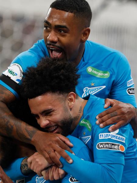 Malcom e Claudinho comemoram gol do Zenit em partida do Campeonato Russo. - NurPhoto/NurPhoto via Getty Images