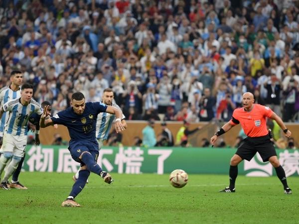 Pin de John Michael em kylian Mbappe  Figurinhas da copa, Jogadores de  futebol, Copa do mundo