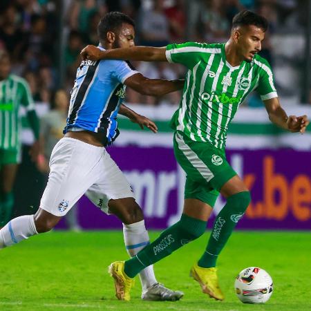 Walce, jogador do Juventude, em lance da partida contra o Gremio, no Estadio Alfredo Jaconi, em Caxias do Sul - Luiz Erbes/Luiz Erbes/AGIF