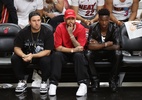 Neymar e Vini Jr assistem juntos à final da NBA na beira da quadra em Miami