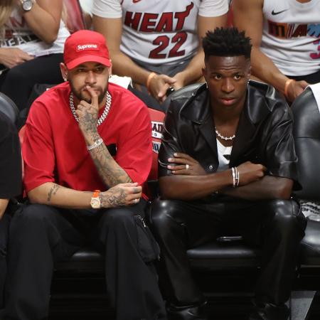 Neymar e Vinicius Junior assistindo à final da NBA entre Nuggets e Heat, em Miami - Joe Murphy/Getty