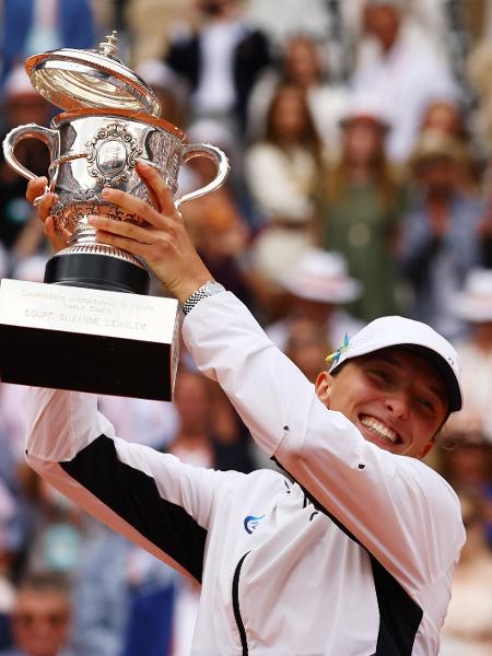 Iga Swiatek com o troféu de Roland Garros 2023 - Reuters