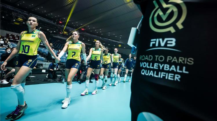 Jogadoras da seleção brasileira entraram de mãos dadas no jogo contra a Turquia, pelo Pré-Olímpico de vôlei, após morte de Walewska