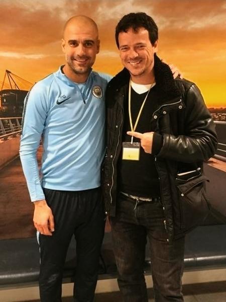 Guardiola posa ao lado de Diniz em visita do técnico brasileiro ao Manchester City