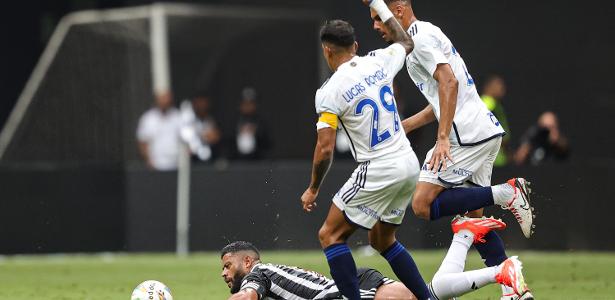 Cruzeiro reage e garante vantagem na final após placar desfavorável contra Atlético-MG.