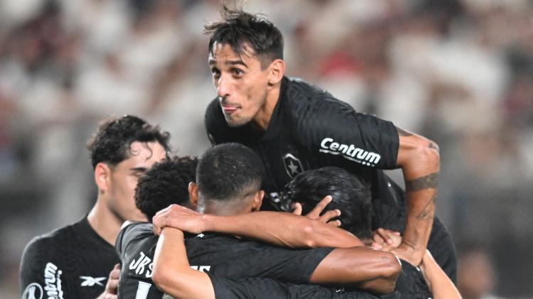 Jogadores do Botafogo celebram gol marcado sobre o Universitario em jogo da Libertadores