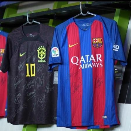 Camisas do Barcelona e da seleção brasileira serão colocadas em leilão de Neymar - Divulgação/Instituto Projeto Neymar Jr