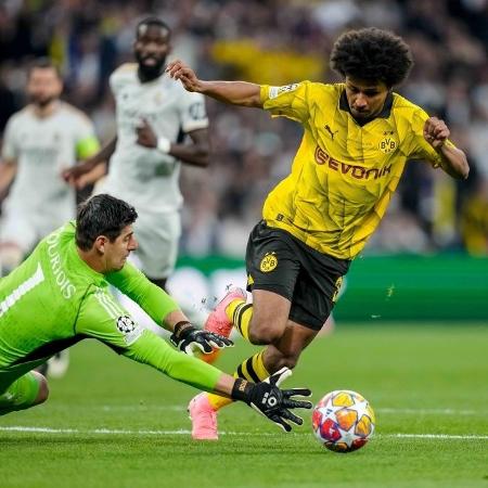 Courtois, do Real Madrid, e Adeyemi, do Borussia Dortmund, em ação na final da Liga dos Campeões