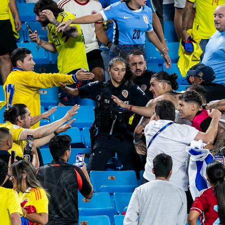 Darwin Nuñez, do Uruguai, em briga com torcedores da Colômbia em semifinal da Copa América Darwin Nuñez, do Uruguai, em briga com torcedores da Colômbia em semifinal da Copa América