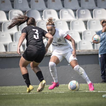 Jogadoras de Santos e Botafogo em ação durante jogo pela 14ª rodada do Brasileirão Feminino