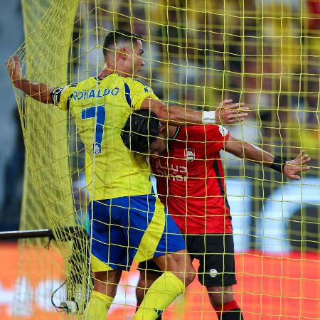 Cristiano Ronaldo, do Al-Nassr, em disputa com jogador do Al-Raed durante partida do Campeonato Saudita