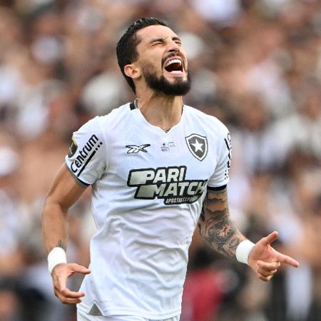 Alex Telles comemora gol marcado pelo Botafogo contra o Atlético-MG na final da Libertadores - LUIS ROBAYO/AFP