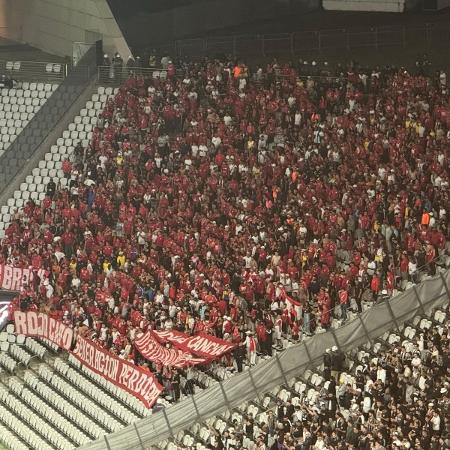 Torcedores do América de Cali fazem festa durante jogo contra o Corinthians na Neo Química Arena Torcedores do América de Cali fazem festa durante jogo contra o Corinthians na Neo Química Arena