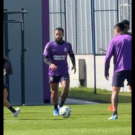 Memphis Depay treina no CT Joaquim Grava Memphis Depay treina no CT Joaquim Grava