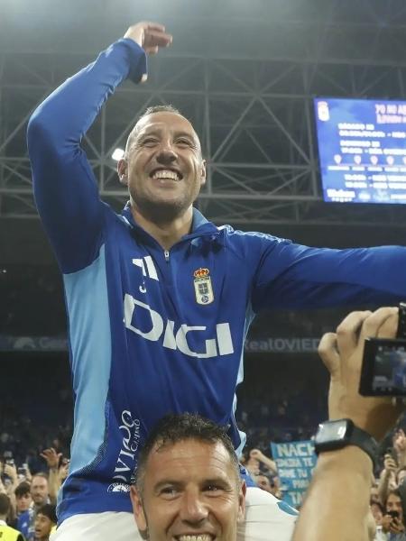 Aos 40 anos, Santi Cazorla comemora acesso do Oviedo para a 1ª divisão espanhola Aos 40 anos, Santi Cazorla comemora acesso do Oviedo para a 1ª divisão espanhola