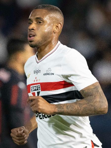 André Silva comemora gol do São Paulo sobre o Bragnatino em duelo do Brasileirão