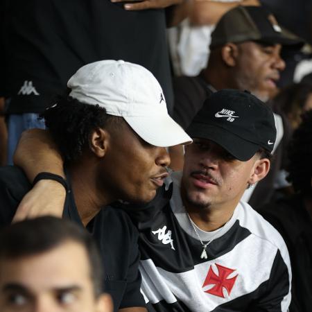 Arthur abraça GB na arquibancada de São Januário durante jogo do Vasco Arthur abraça GB na arquibancada de São Januário durante jogo do Vasco