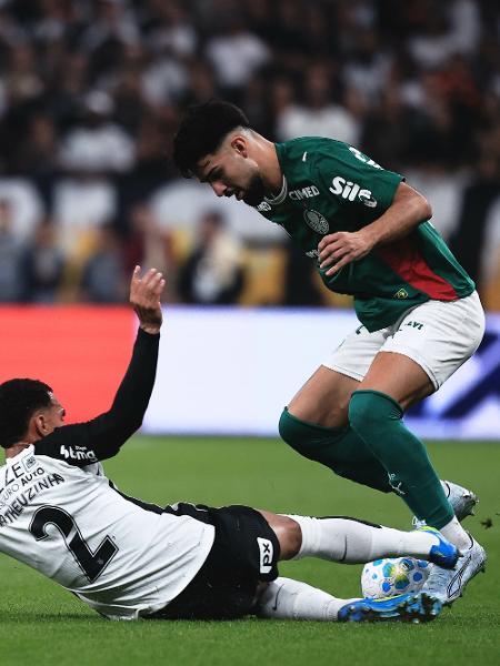 Matheuzinho, do Corinthians, faz falta em Flaco López, do Palmeiras, durante clássico