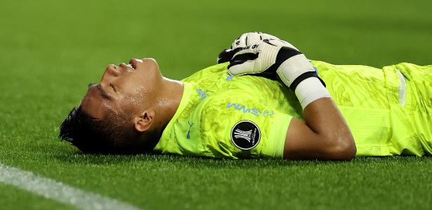 Pode isso? Goleiro rival do Palmeiras estuda pênalti de Flaco no celular