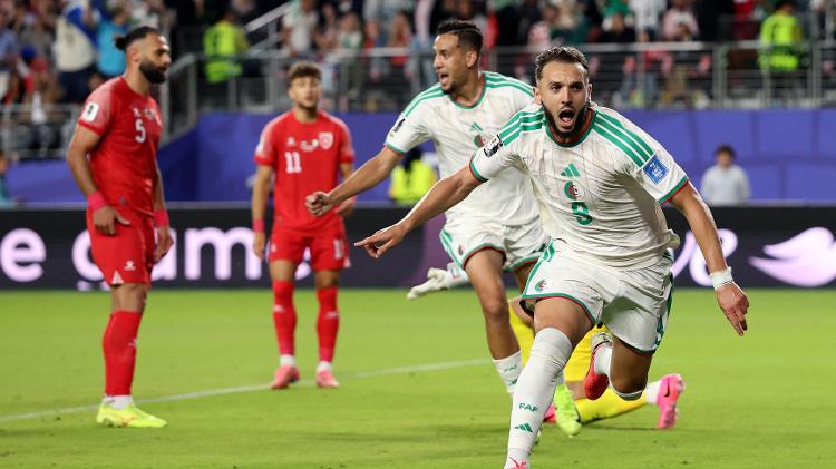 Gouiri, da Argélia, comemora gol contra a Jordânia na Copa do Mundo