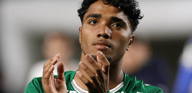 Palmeiras recebe consultas do exterior e avalia vendas nesta janela; veja quem