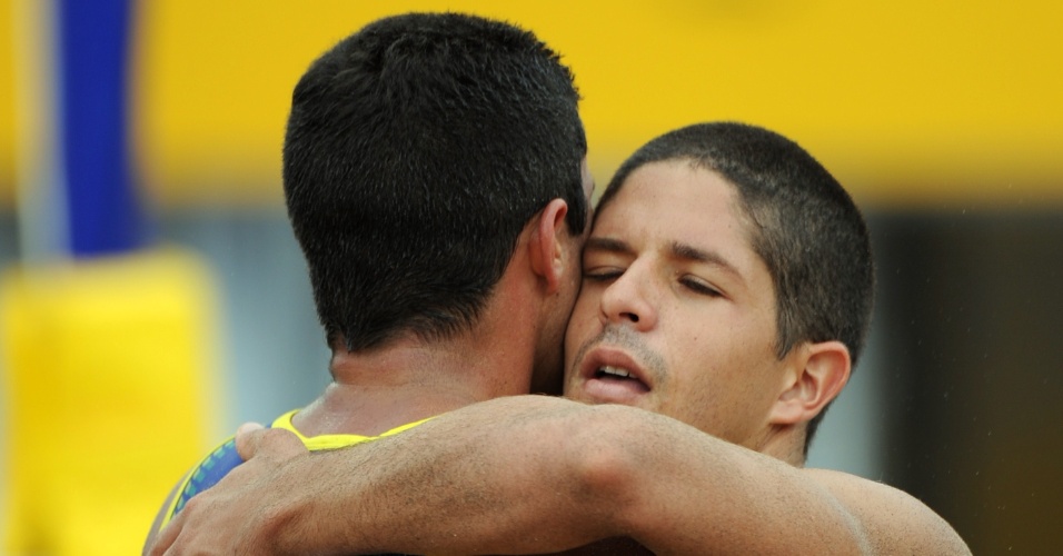 Álvaro e Vitor Felipe comemoram a vitória sobre a dupla da Venezuela, Jackson Henriquez e Jesus Villafañe, no vôlei de praia masculino