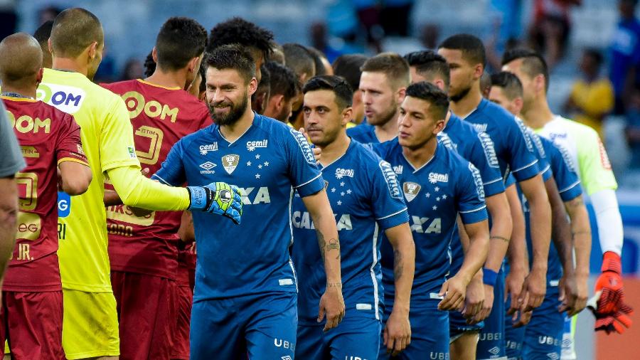 Jogadores de Cruzeiro e Fluminense se cumprimentam no Mineirão antes de duelo do Brasileirão 2020 - Washington Alves/Light Press/Cruzeiro