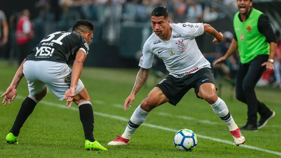 Ralf encara a marcação durante duelo entre Corinthians e Vasco - Ale Cabral/AGIF