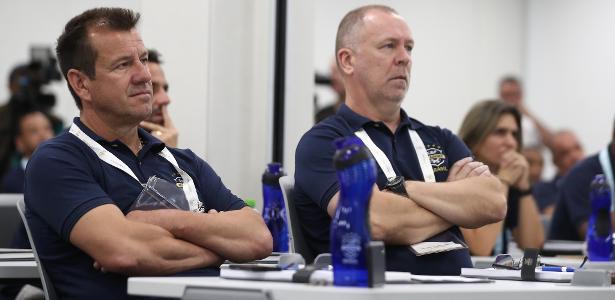 Dunga (e) e Mano Menezes (d) optaram por sentar lado a lado durante aula inaugural - Lucas Figureiredo/CBF