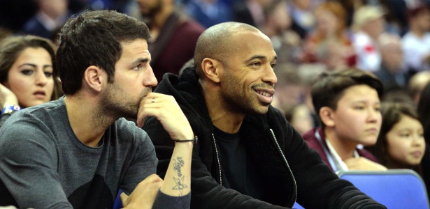 Amigos de Arsenal, Fabregas e Henry foram a um jogo da NBA juntos em 2015 - GLYN KIRK / AFP