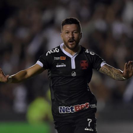 Rossi comemora gol do Vasco durante partida contra o Avai