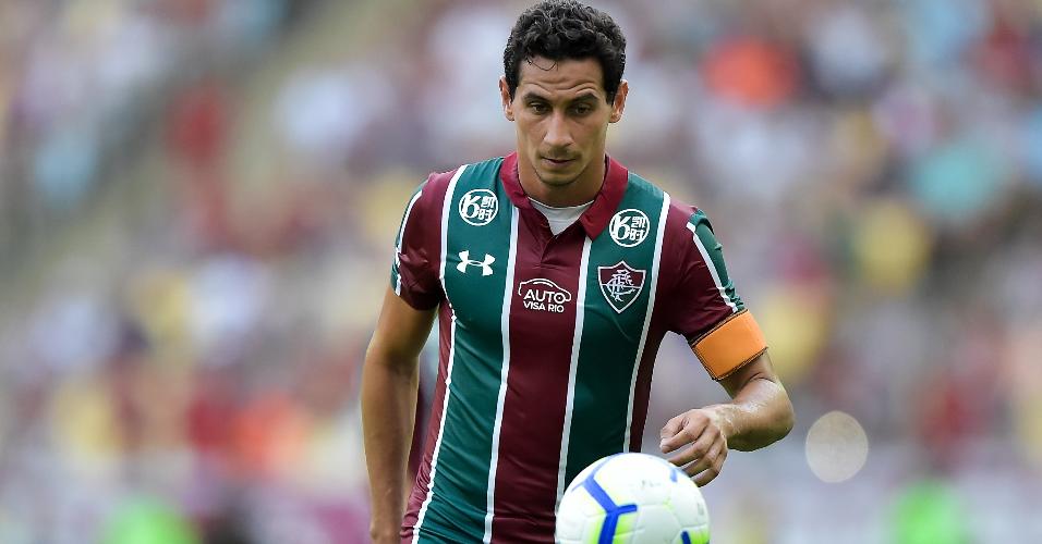 Paulo Henrique Ganso domina a bola em jogo entre Fluminense e CSA