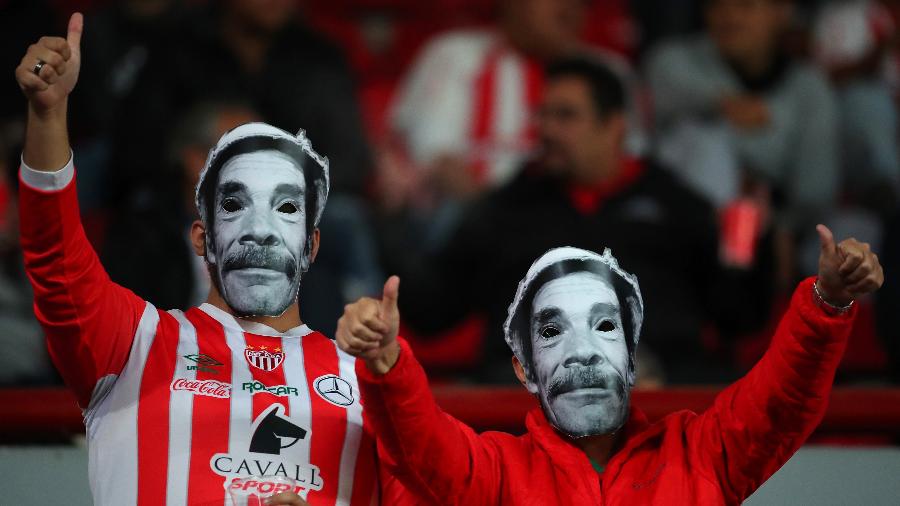 Torcedores do Necaxa vestindo máscaras de Seu Madruga durante jogo do Campeonato Mexicano, em 2019 - Hector Vivas/Getty Images