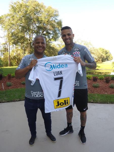 Marcelinho Carioca entrega camisa 7 a Luan - Divulgação