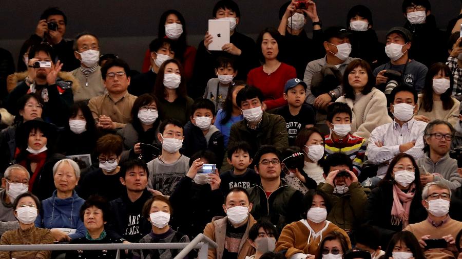 Japoneses usam máscaras durante a inauguração da Ariake Arena, que receberá competições olímpicas de vôlei e basquete paralímpico este ano, em Tóquio - Kim Kyung-Hoon/Reuters