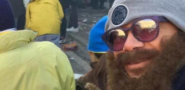 Carnaval na Turquia? | Lugano se disfarça para ver clássico na torcida do Fenerbahçe