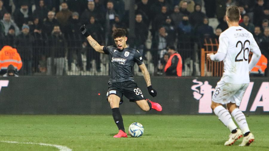 Volante Douglas em ação pelo PAOK, da Grécia - Photo by Nicolas Economou/NurPhoto via Getty Images