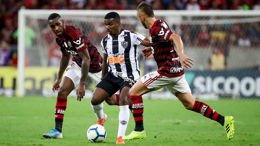 Marquinhos, do Atlético-MG, entre Gerson e Rafinha, do Flamengo, em jogo no Maracanã - Bruno Cantini/Divulgação/Atlético-MG