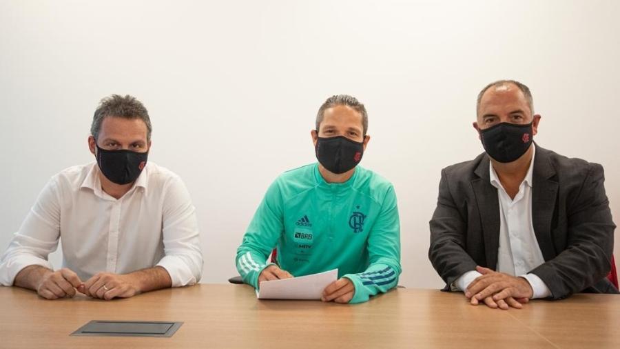 Bruno Spindel, Diego e Marcos Braz durante a renovação do contrato do jogador com o Flamengo - Alexandre Vidal/Flamengo