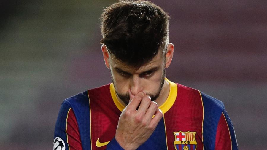 Piqué durante partida entre Barcelona e PSG - Albert Gea/Reuters