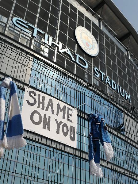 Cartaz é colocado em frente ao estádio do Manchester City em protesto contra o projeto da Superliga da Europa - Charlotte Tattersall/Getty Images