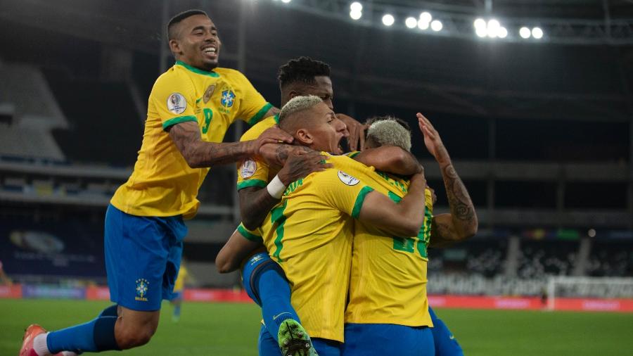 Jogadores do Brasil comemoram gol marcado contra o Chile nas quartas de final da Copa América, em julho - Lucas Figueiredo/CBF