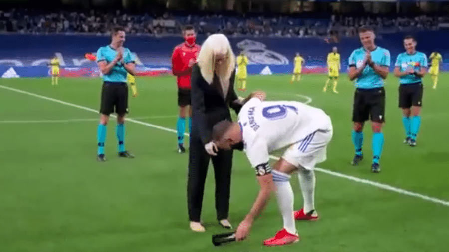 Benzema ajuda paratleta a calçar sapato após pontapé inicial em jogo do Real Madrid - Transmissão