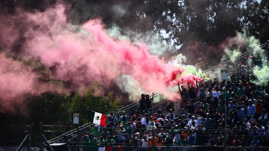 Torcedores nas arquibancadas do GP da Cidade do México; Sergio Perez diz que conseguiu ouvir gritos durante a corrida - Reprodução/@redbullracing