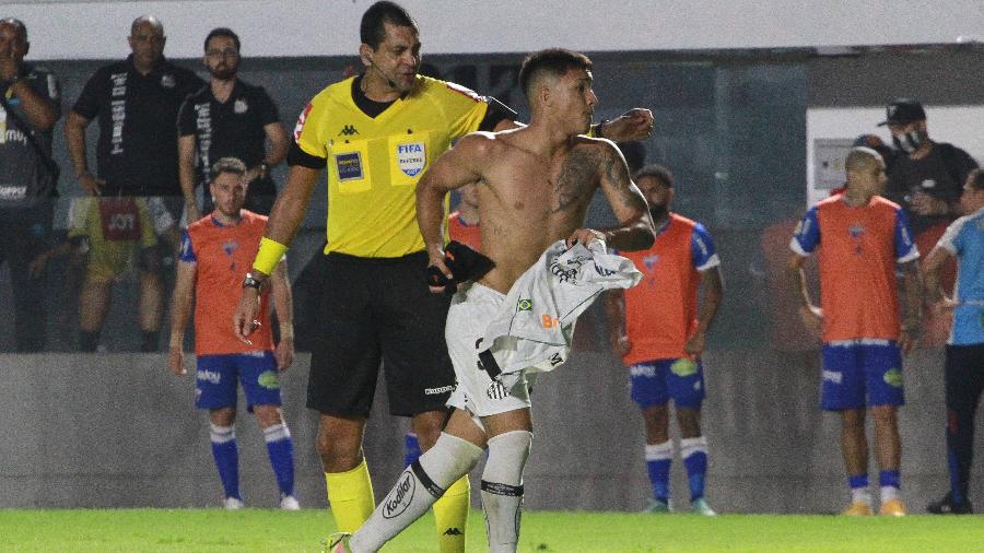 Marcos Leonardo, jogador do Santos, comemora seu gol durante partida contra o Fortaleza  - Fernanda Luz/AGIF