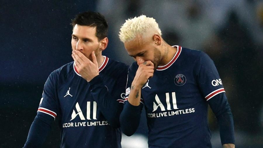Messi e Neymar conversam durante partida o Paris Saint-Germain em fevereiro de 2022 - REUTERS/Gonzalo Fuentes