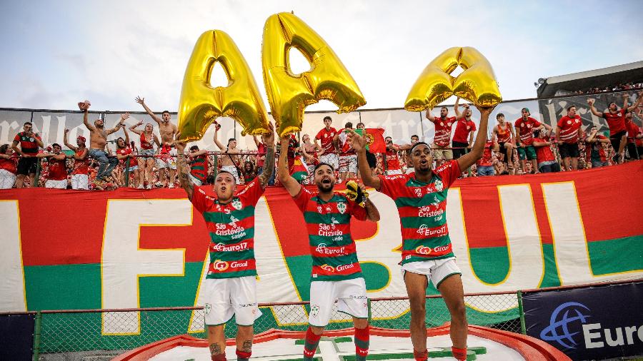 Jogadores festejam o retorno da Portuguesa para a elite do Paulistão - Rodrigo Corsi/ Agência Paulistão