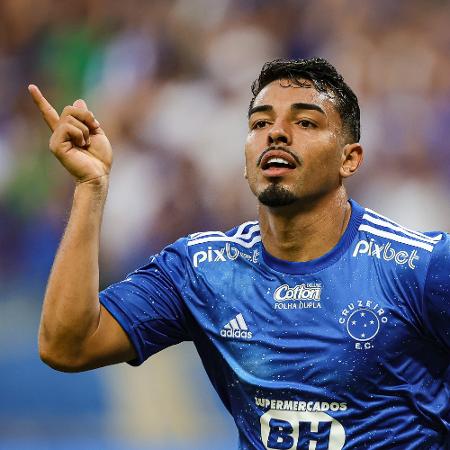 Matheus Bidu, do Cruzeiro, celebra seu gol contra a Ponte Preta pela Série B - GILSON JUNIO/W9 PRESS/ESTADÃO CONTEÚDO