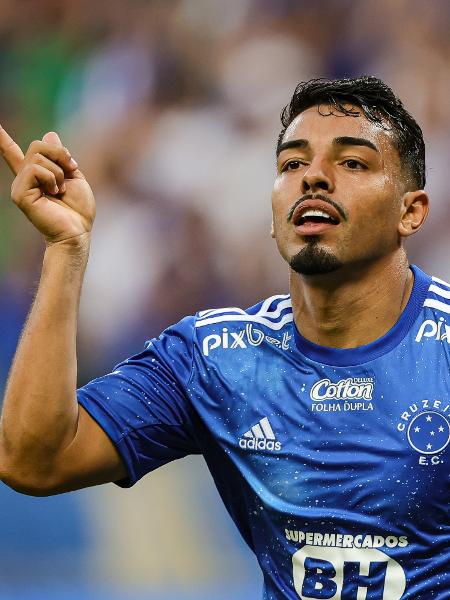 Matheus Bidu, do Cruzeiro, celebra seu gol contra a Ponte Preta pela Série B - GILSON JUNIO/W9 PRESS/ESTADÃO CONTEÚDO